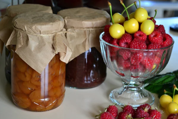 Himbeermarmelade und Schwarzkirsche — Stockfoto