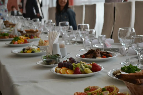 Desfrutou Uma Mesa Casamento Festivo Com Toalha Mesa Branca Talheres — Fotografia de Stock