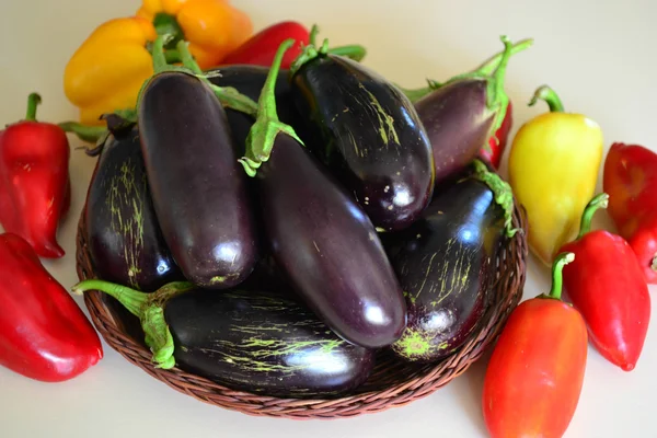 Pimientos dulces de varios colores y berenjena azul — Foto de Stock