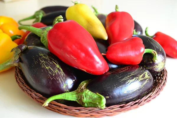 Pimientos dulces de varios colores y berenjena azul — Foto de Stock