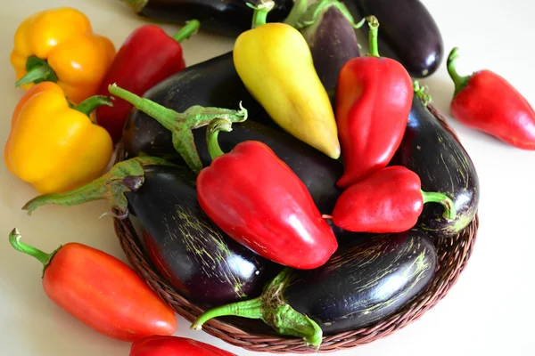 Pimientos dulces de varios colores y berenjena azul — Foto de Stock