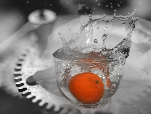 橙色水果是下降和溅入水 incolor。时间的概念 — 图库照片