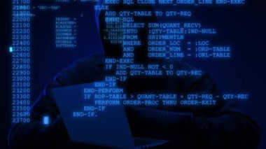 4K - Bilgisayar ekranı terminalinde çalışan hacker kodu 