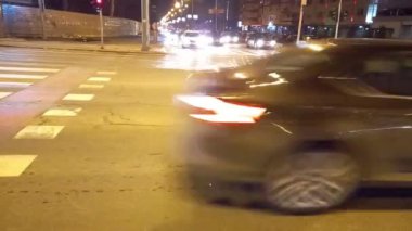 Şehirdeki trafik ışıkları ve arabaların olduğu gece kavşağı görüntüsü
