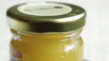 3D illüstrasyon - metal kapaklı bal kavanozu