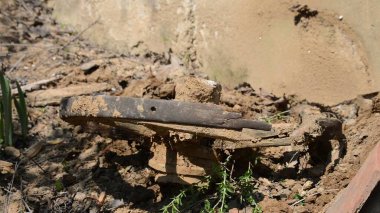 Eski araba tekerleği Toprakla kaplanmış 