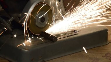 Kapalı metal testeresi bir çeliği keser