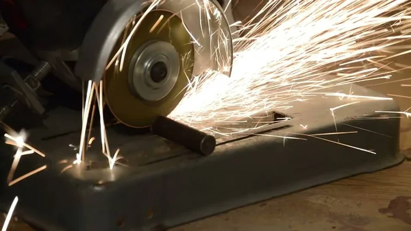 Kapalı metal testeresi bir çeliği keser