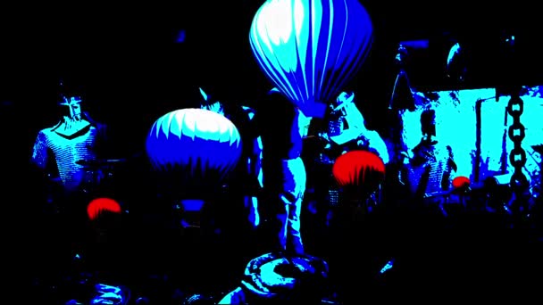 奇妙な背景の上を飛ぶ複数の色の熱気球 — ストック動画