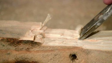 Keskiyle oyma tahtasını kapat.