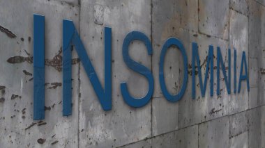 Metal duvarı kelime uykusuzluğuyla kapatın.