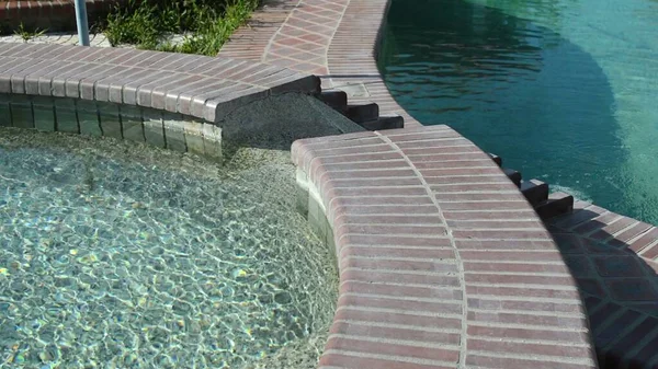 3Dイラスト 透明なターコイズブルーの水と階段を水中で泳ぐプール — ストック写真
