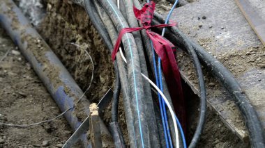 Yeryüzüne elektrik kabloları yerleştirildi