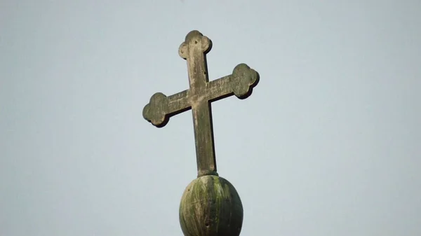 Croce Sul Tetto Rovina Con Ceramidi Rosse Della Chiesa — Foto Stock