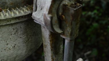 3D illüstrasyon - Eski Paslı ve Kirli Çimento Karıştırıcısını Kapat