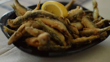  3D illüstrasyon - Tabakta bir sürü küçük balık, güzel altın kabuklu