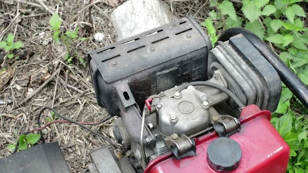 3D图解 旧而生锈的水泵电机 — 图库照片