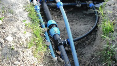 3D illüstrasyon - hendekteki plastik su tüpleri