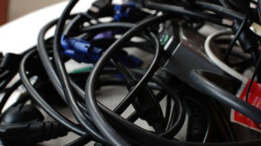 Ağır Bilgisayar Kabloları ve Diğer Bilgisayar Ekipmanları Karmaşıklığı