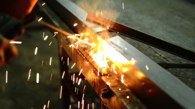 Kaynakçı Kaynak Makinesiyle Çalışıyor