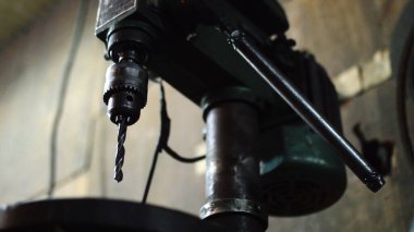 Endüstriyel sondaj makinesinin yakın çekim görüntüsü