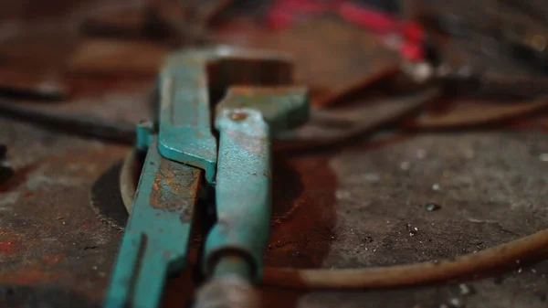 Primo Piano Vecchi Strumenti Martello Arrugginito Vecchio Pinze Lamiera Ferro — Foto Stock