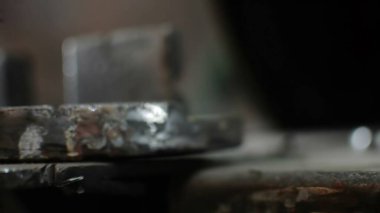 Masada makasın aşırı yakın görüntüsü yatar