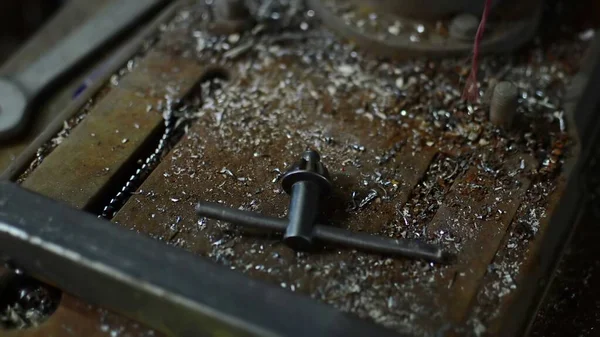 機械に残された金属削り出しのビューを閉じ 背景にレンチ — ストック写真