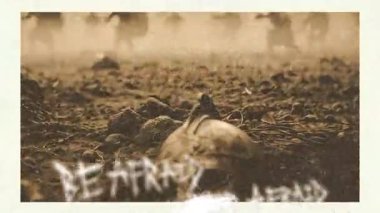 Eski bir savaş sahnesinde tozda Spartalı bir miğferle ortaya çıkan rahatsız edici korku mesajları.