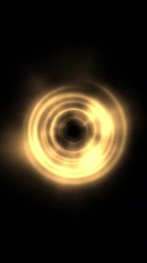 Parlayan altın eşmerkezli ışık halkaları yavaş yavaş siyah bir zemin üzerinde dönüyor, soyut bir kavram.