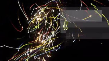 Karanlık bir arkaplanda hareket eden dijital arıza efektli renkli ışık parçacığı izleri