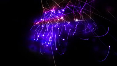 Parlak mor ve mavi parçacıklar siyah zemin üzerinde zarif ışık çizgileri ve izler oluşturur.
