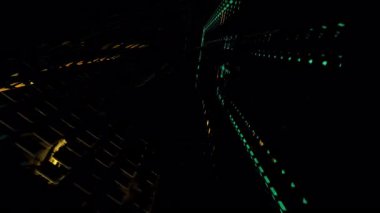 Soyut yeşil ve turuncu dijital veri tüneli arkaplanı