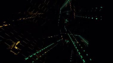 Karanlık uzayda dönen soyut yeşil ve altın ızgara