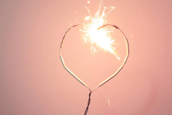 Corazón Forma Sparklerburning Sobre Delicado Fondo Rosa Con Concepto Fondo — Foto de Stock