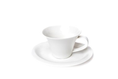 Boş bir fincan kahve ve beyaz üzerine bir tabak.