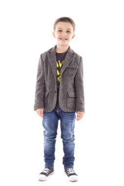 Beyaz arka plan üzerinde poz küçük şirin bir çocuk portresi