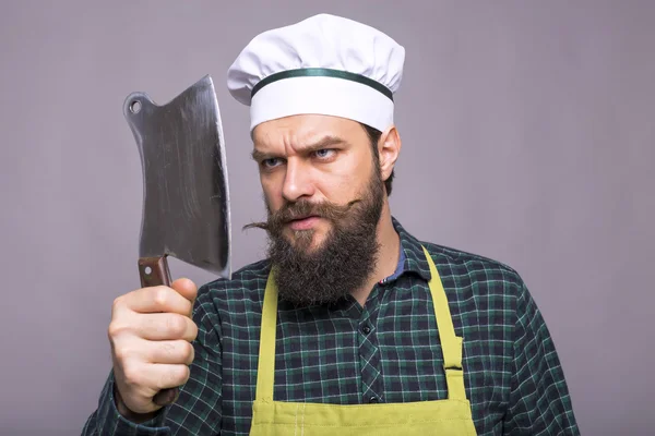 Studioaufnahme Eines Wütenden Bärtigen Mannes Mit Einem Fleischermesser Vor Grauem — Stockfoto