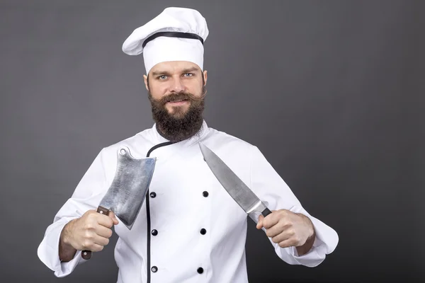 Studioaufnahme Eines Glücklichen Bärtigen Jungen Kochs Mit Scharfen Messern Vor — Stockfoto