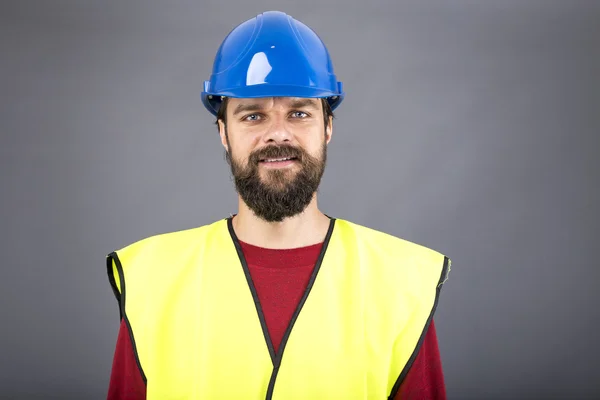 Närbild Porträtt Självsäker Ingenjör Med Blå Hatt Över Grå Bakgrund — Stockfoto