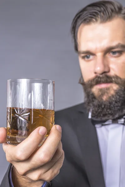 Portrait Bearded Young Man Retro Look Holding Glass Whiskey Gray — Stock Photo, Image