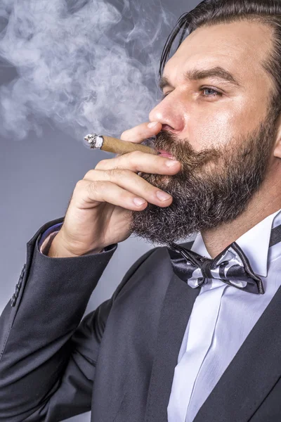 Portrait Successful Young Man Retro Look Smoking Cigar Gray Background – stockfoto