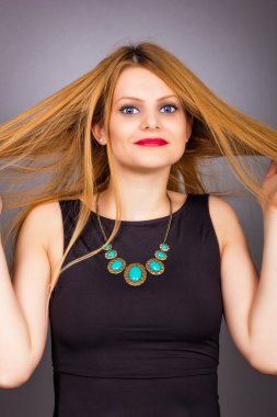  Güzel sarışın bir kadının portresi. 