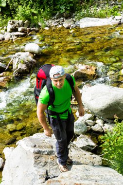 Dağların içine hiking adam