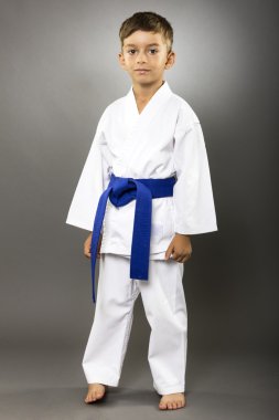 Tam uzunlukta bir karate çocuk portresi