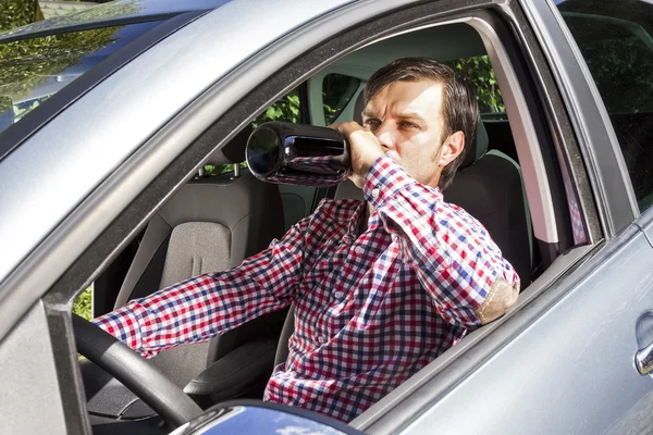 Young businesssman drinking alcohol while driving — Stock Photo, Image