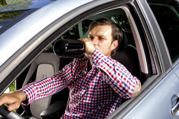 Young businesssman drinking alcohol while driving — Stock Photo, Image