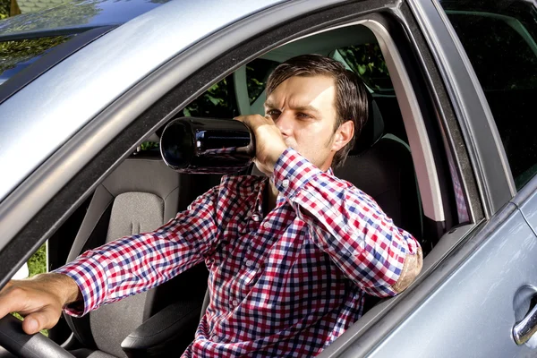 Joven empresario bebiendo alcohol mientras conduce —  Fotos de Stock