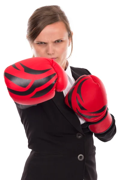 Retrato de empresaria enojada con guantes de boxeo perforando —  Fotos de Stock