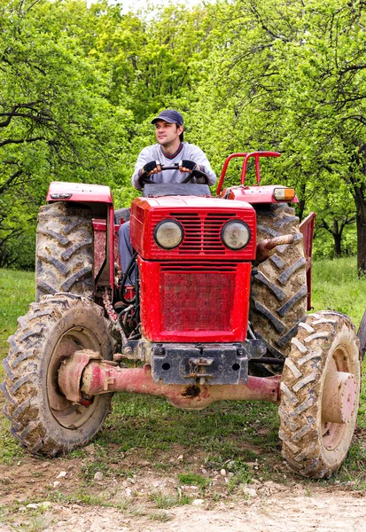 Fiatal mezőgazdasági termelő vezetői a traktor — Stock Fotó